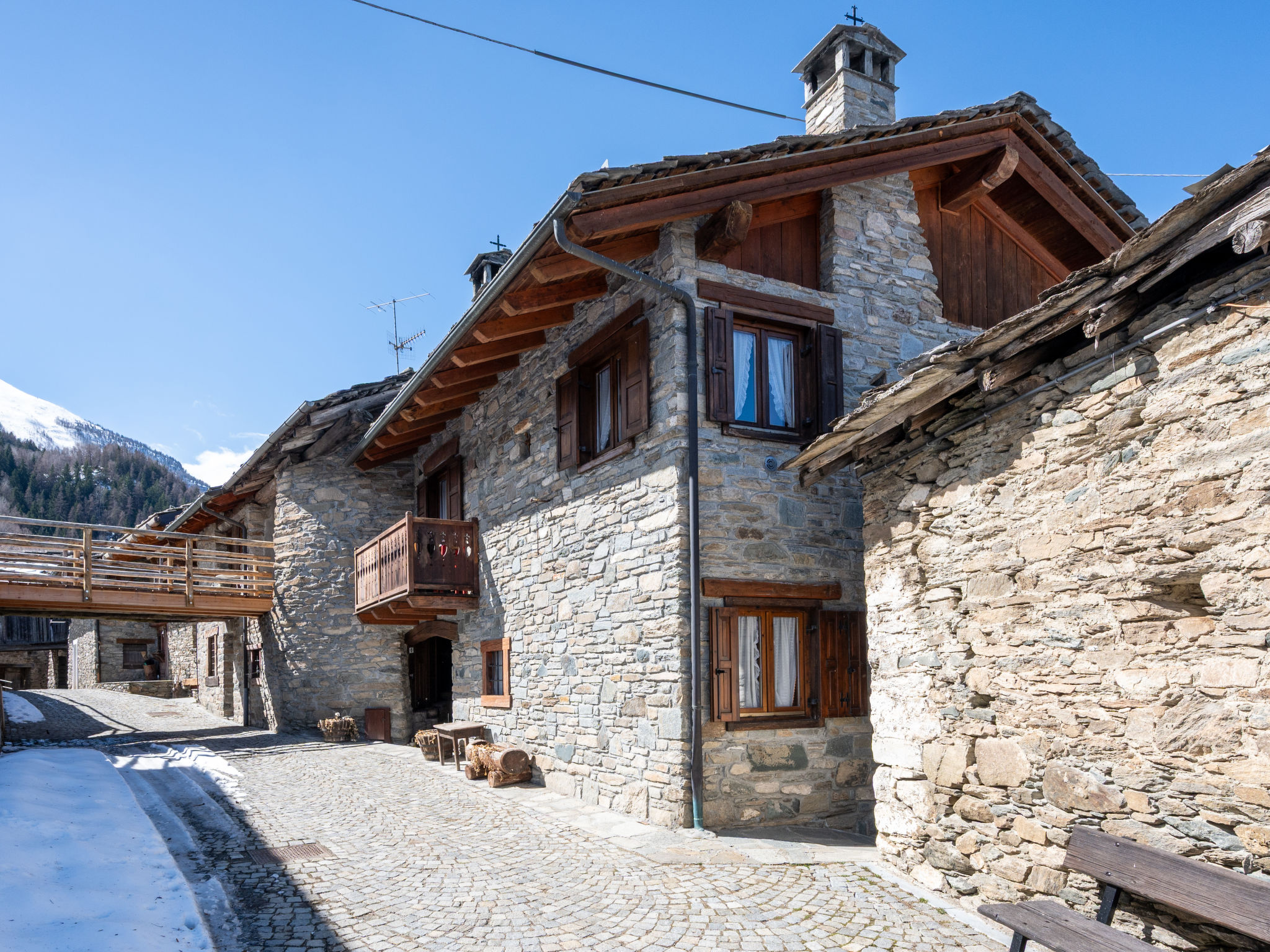 Les Combes 6 - Outside