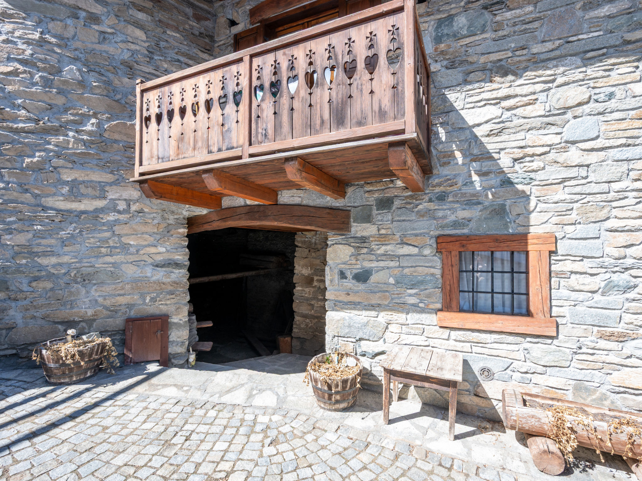 Les Combes 6 - Outside