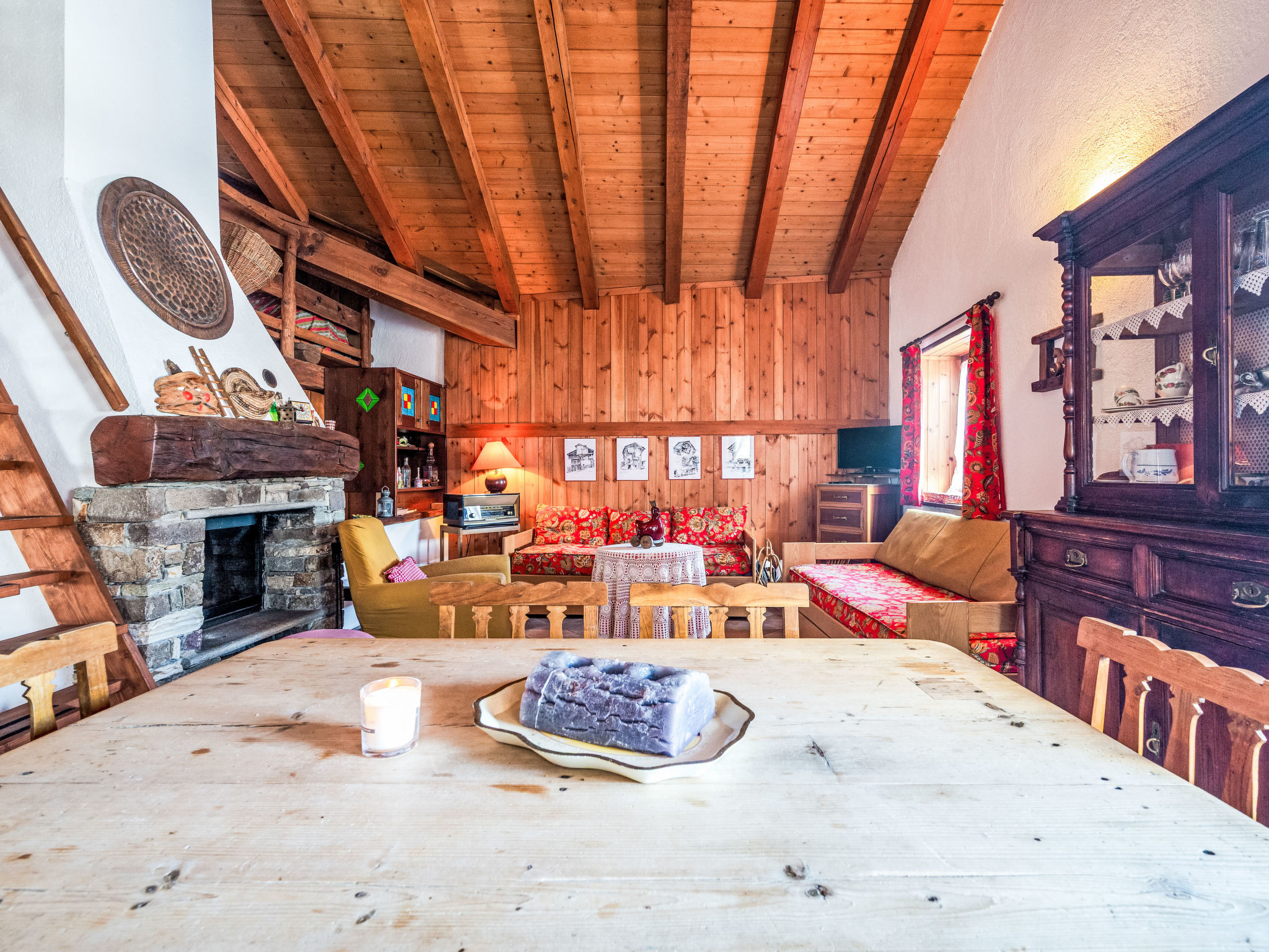 Les Combes 6 - Inside