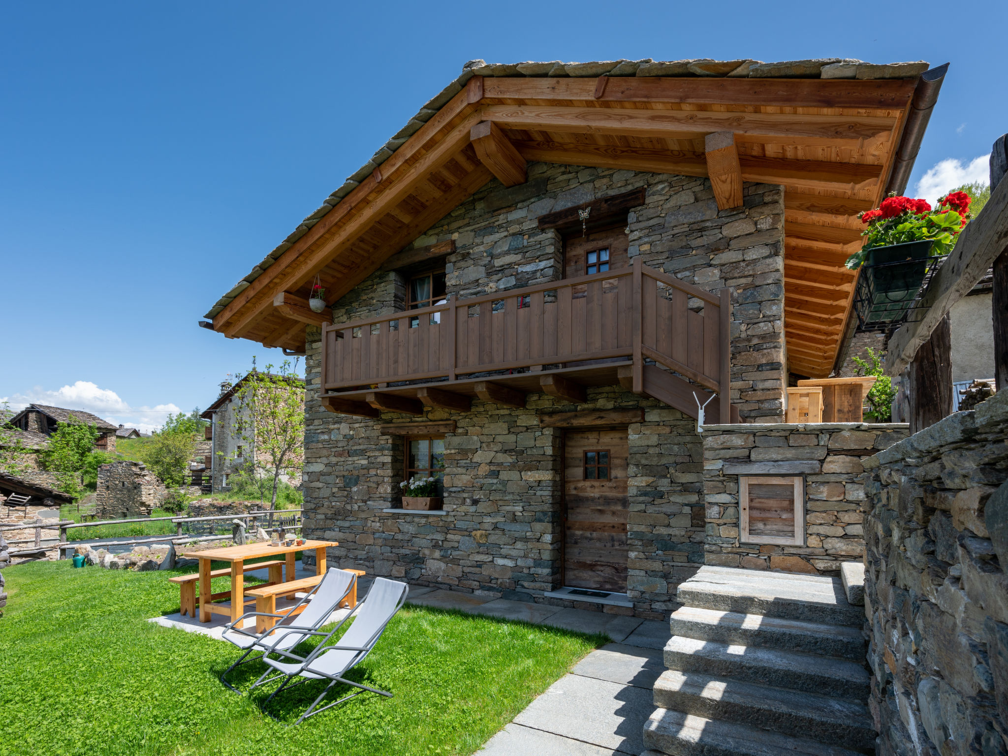 "Les Combes", appartement 2-kamers 55 m2, op de begane grond. Gerenoveerd in 2021, mooi en met veel hout ingericht: woonkamer met eettafel, kookhoek en Sat-TV. Uitgang naar de tuin. 1 kamer met 1 x 2 ..
