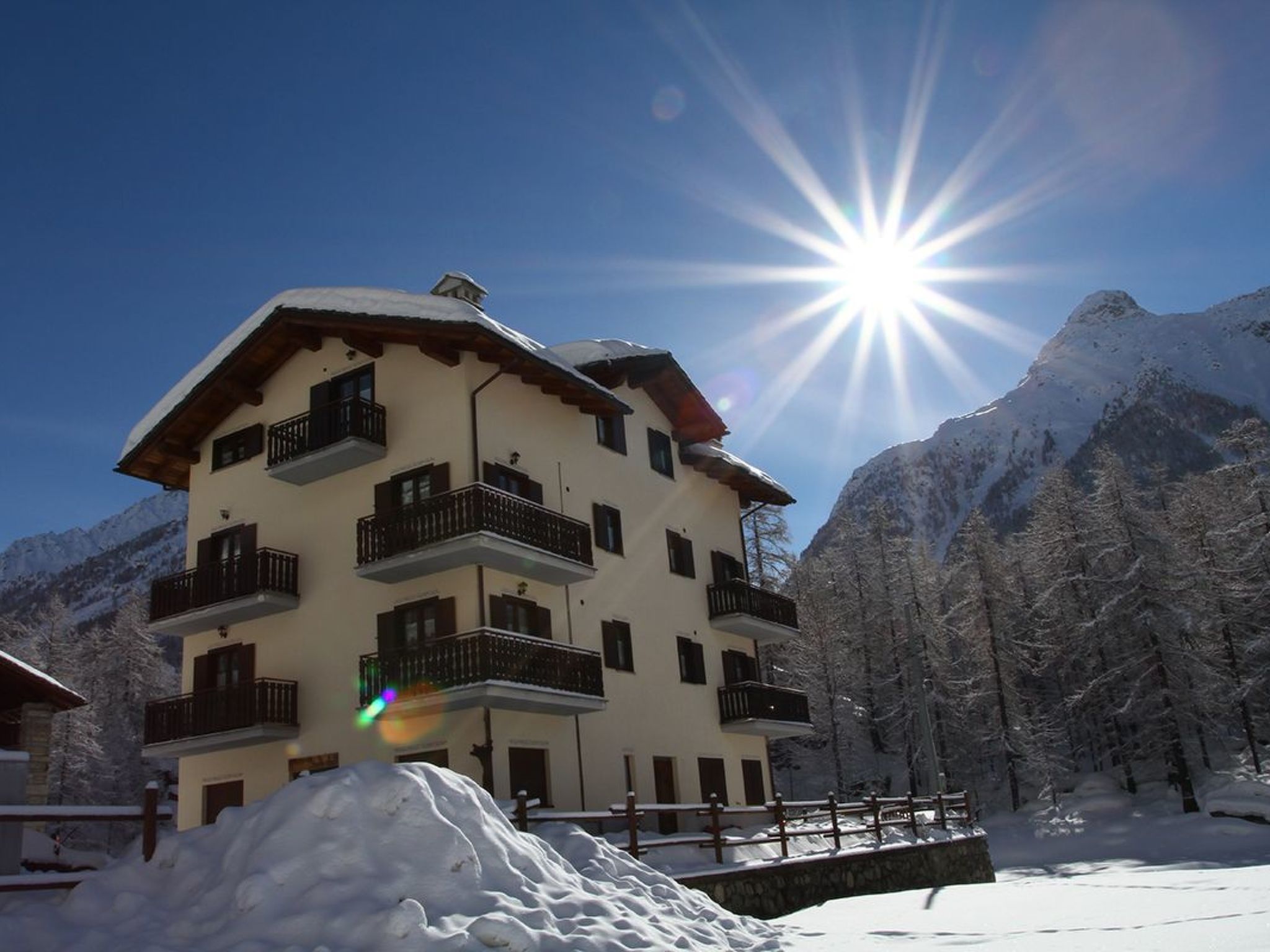 Helle, panoramische Wohnung in den Alpen.