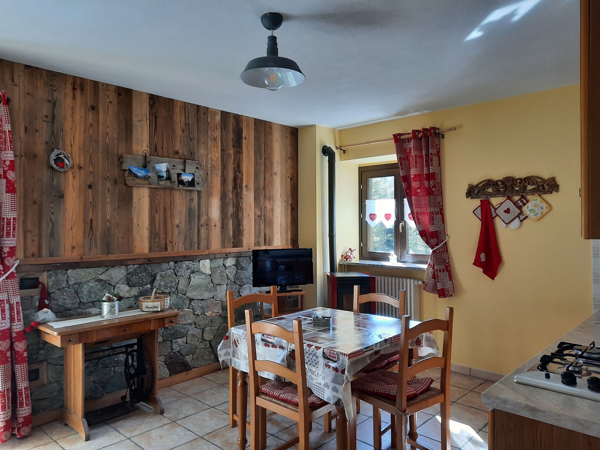 Helle, panoramische Wohnung in den Alpen.-Binnen