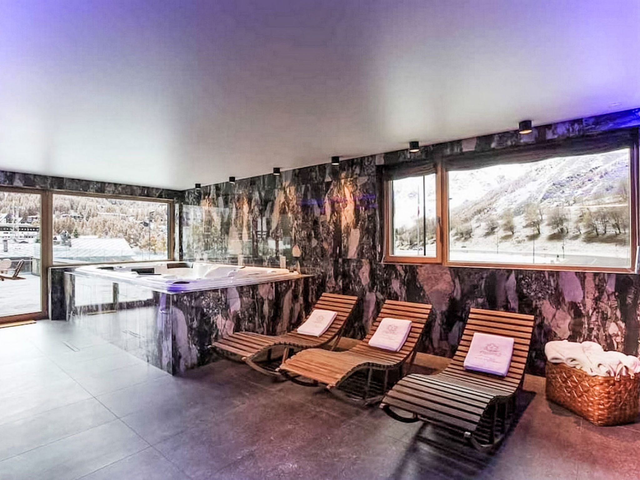 5BR Lovely Mountain Home with View