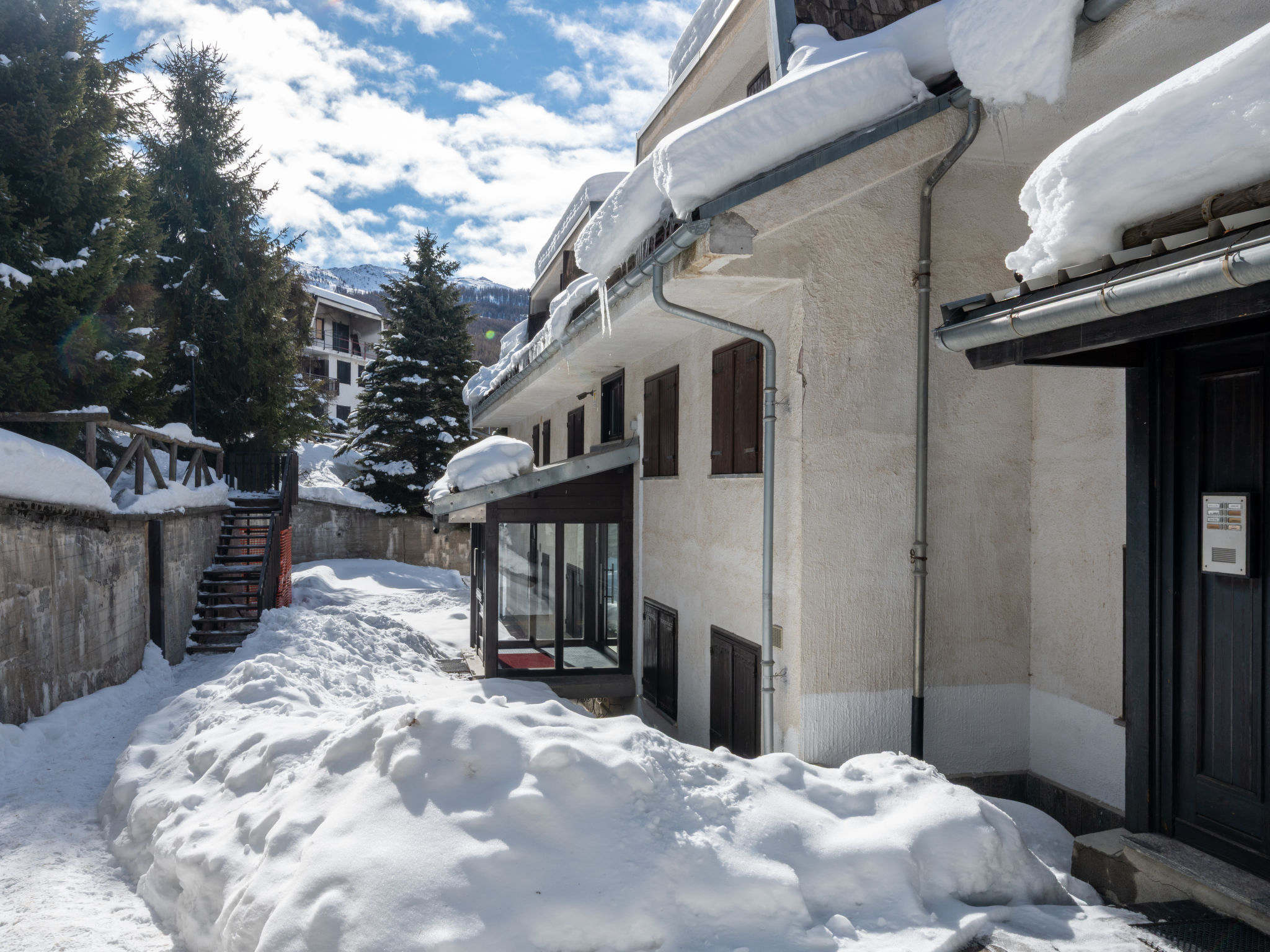 "Richardette", appartement 1-kamer 35 m2, souterrain. Eenvoudig ingericht: woon-/slaapkamer met 1 divanbed en 1 x 2 stapelbedden, eettafel en TV. Kookhoek (4 kookpitten (vlammen)). Douche/bidet/WC. Ga..
