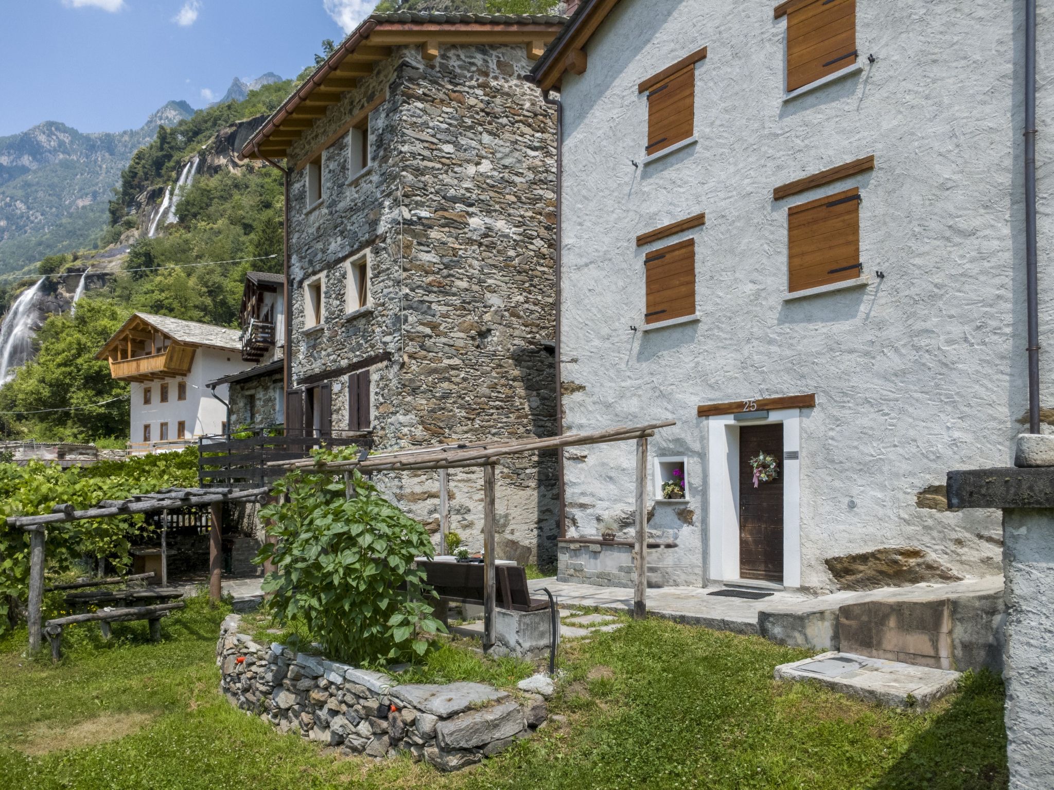 Borgonuovo Waterfall's House - Buiten