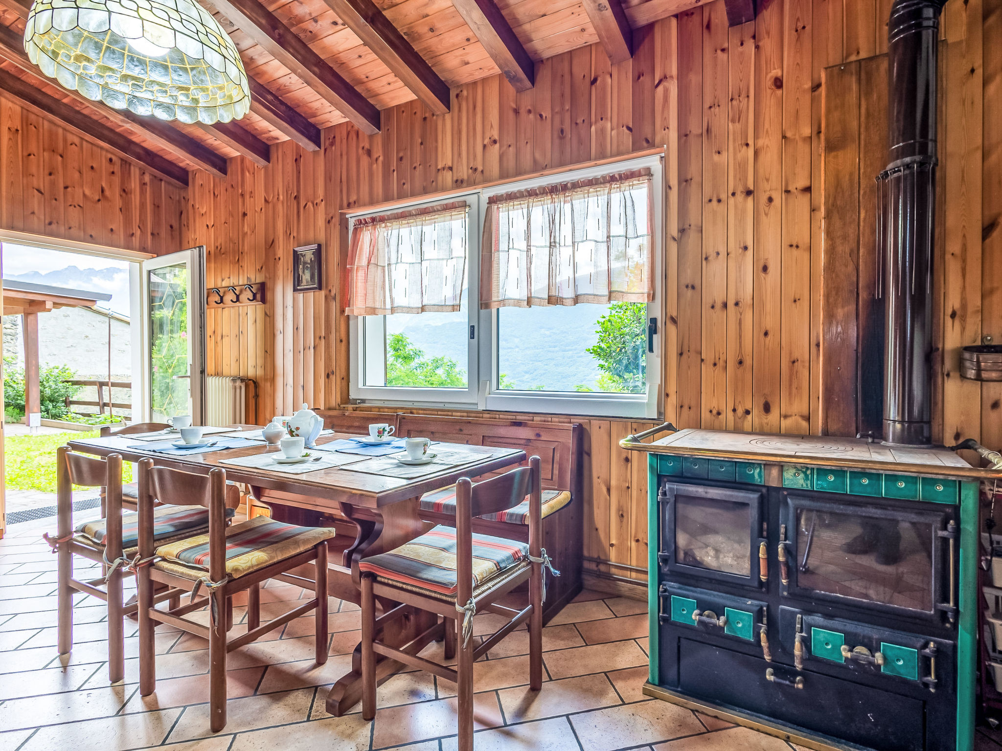 Moncucco Mountain Home-Dedans