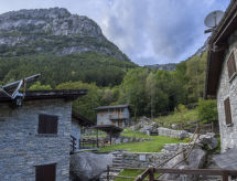 Historisch appartement in het hart van Val di Mello, direct aan de bosrand - thumbnail 6