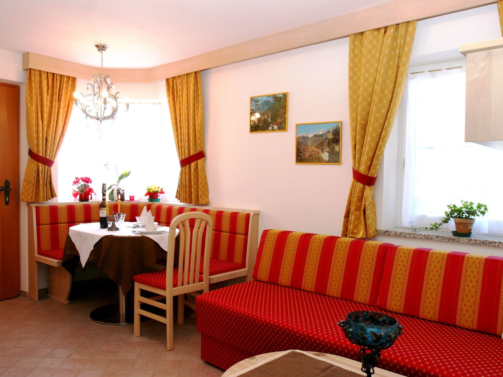 Entdecken Sie Ihren perfekten Rückzugsort in den Dolomiten zu jeder Jahreszeit. Unser kleines, familiengeführtes Ferienhaus im idyllischen Bergdorf Pufels, oberhalb von St. Ulrich in Gröden, ist um..