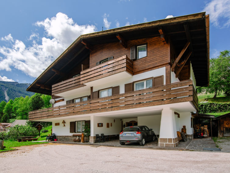 Op 800 m van het centrum: Zonnig appartement Mantina in Moena in Moena