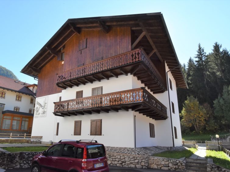 Appartement 4-kamers 90 m2 op 2 verdiepingen, op de begane grond. Doelmatig en comfortabel ingericht: groot woon-/eetkamer met eettafel en TV (Flatscreen TV). Kookhoek (4-pits kookplaat, afwasmachine,..