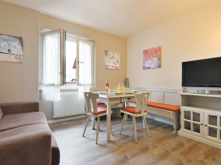 "Apt 20", appartement 2-kamers 40 m2 op de 2e verdieping. Doelmatig en comfortabel ingericht: woon-/eetkamer met 1 2-pers divanbed, eettafel, eethoek en TV (Flatscreen TV). Uitgang naar het balkon. 1 ..