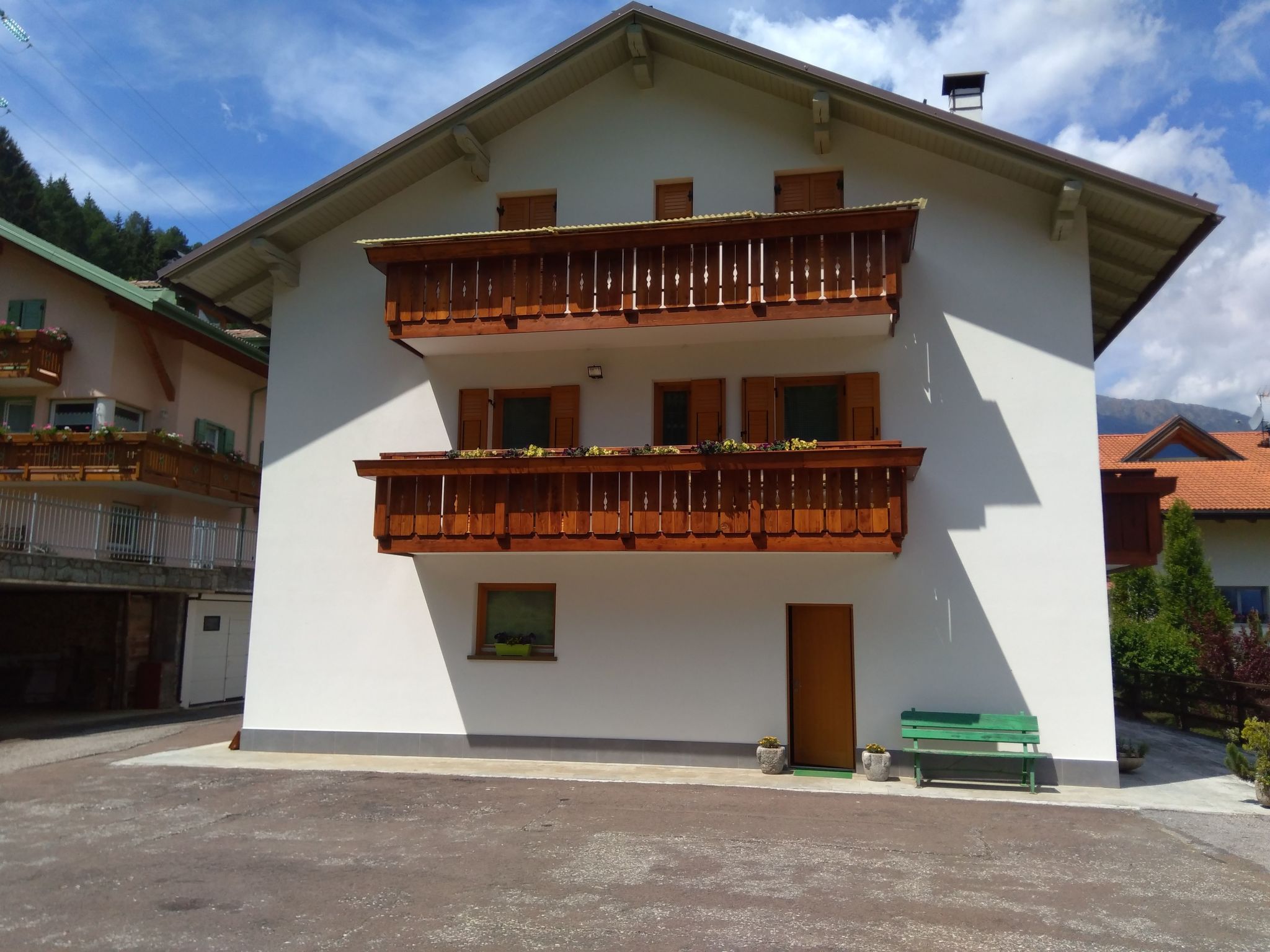 The house is located south of the village of Pellizzano in a quiet area, surrounded by its own meadows The mansard The house consists of two flats, one of which is inhabited by the owner and the mansa..