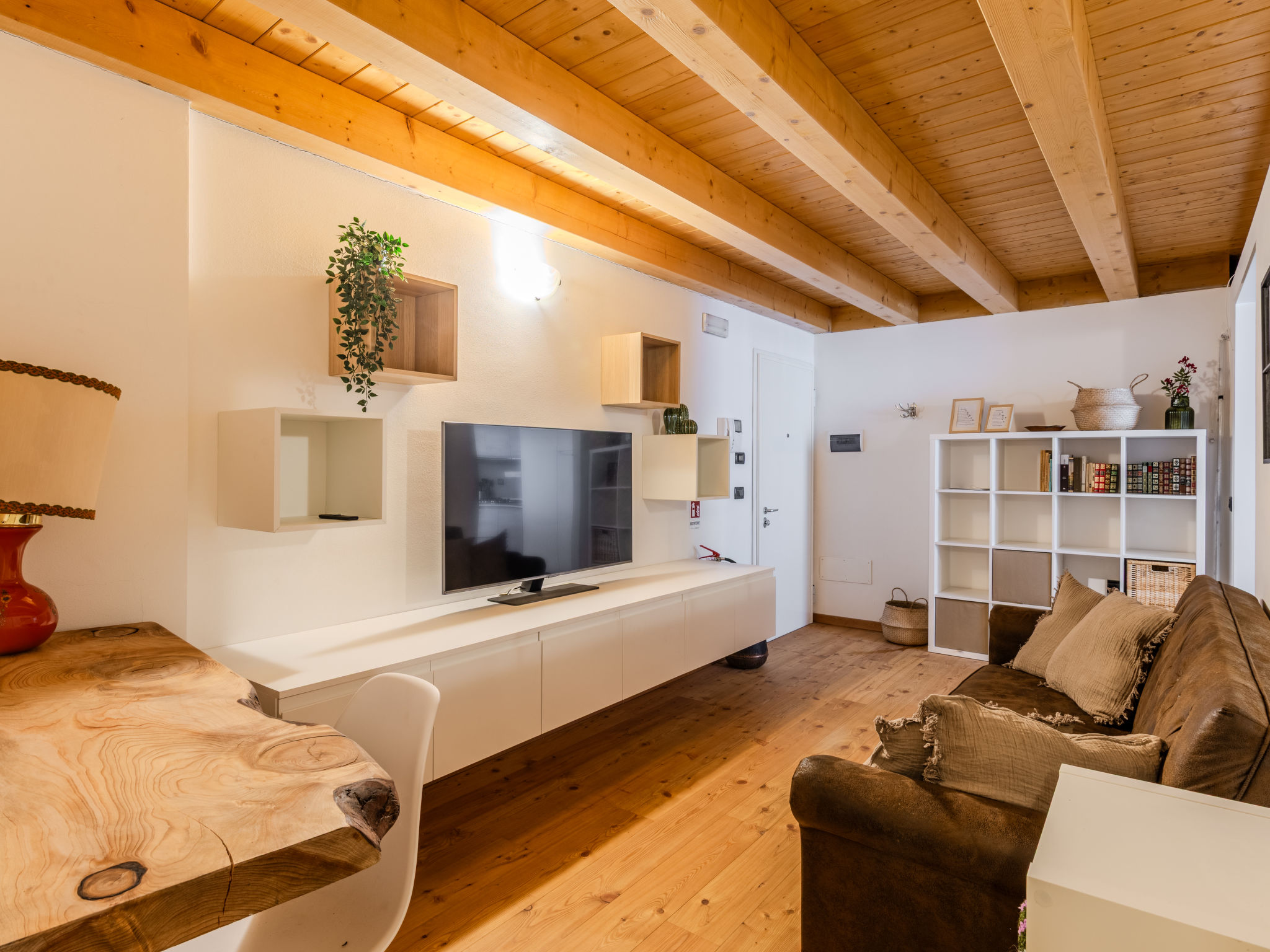 "Appartamento Carlotta", appartement 3-kamers 86 m2 op de 1e verdieping. Ruim en licht, gedeeltelijk gerenoveerd in 2024, doelmatig en comfortabel ingericht: woon-/eetkamer met TV. 1 2-pers. kamer. 1 ..