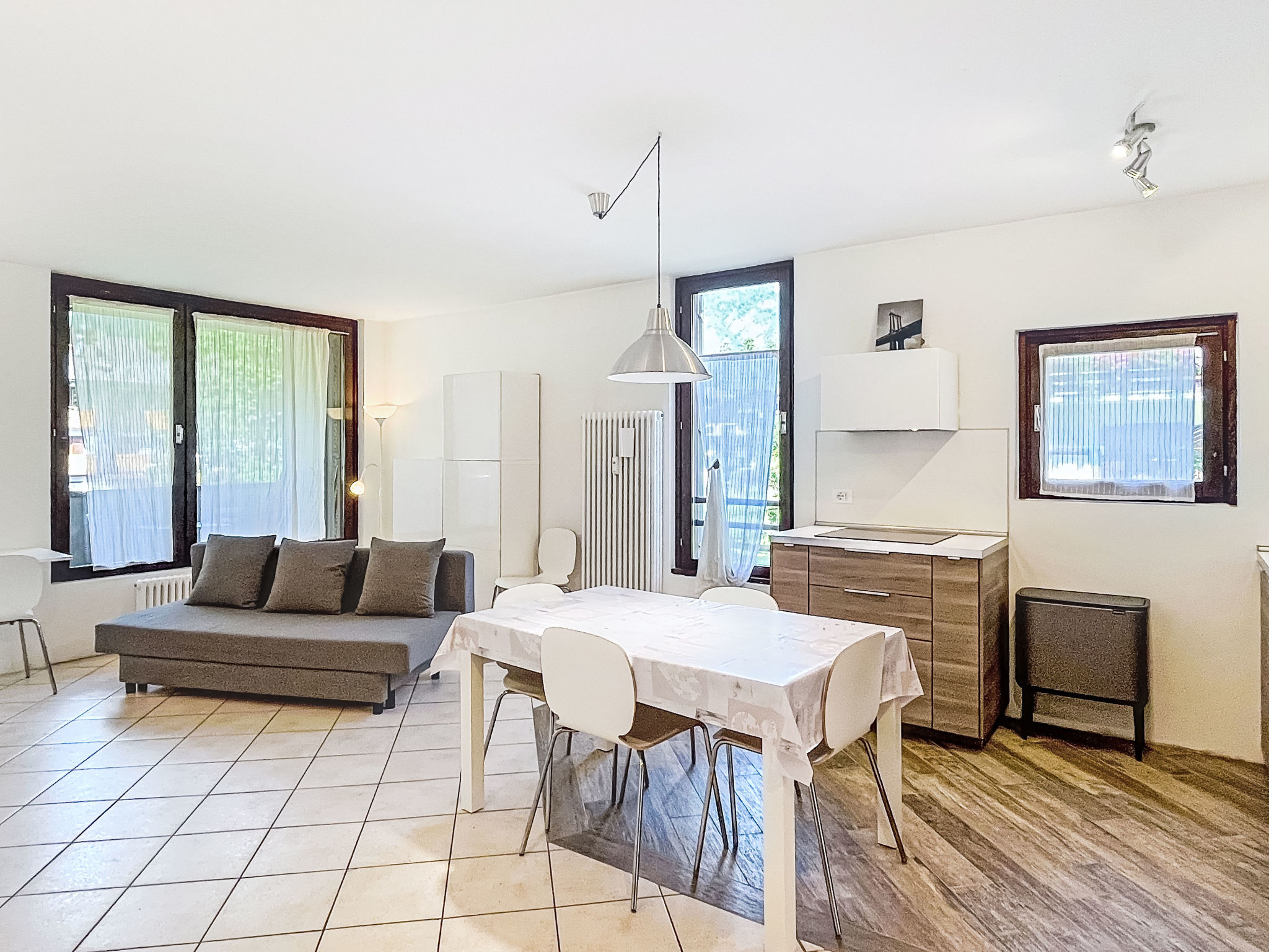 "Stella Alpina", appartement 2-kamers 50 m2, op verhoogde begane grond. Licht, doelmatig en gezellig ingericht: woonkamer met 1 2-pers divanbed (160 cm, lengte 190 cm), TV. Uitgang naar het balkon. 1 ..