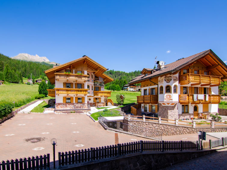 "Carmen", 3-Zimmer-Wohnung 77 m2 im 1. Stock. Schön und gemütlich eingerichtet: Wohn-/Esszimmer mit Essecke und Sat-TV. Ausgang zum Balkon. 1 Zimmer mit 2 Betten (80 cm). Ausgang zum Balkon. 1 Doppe..