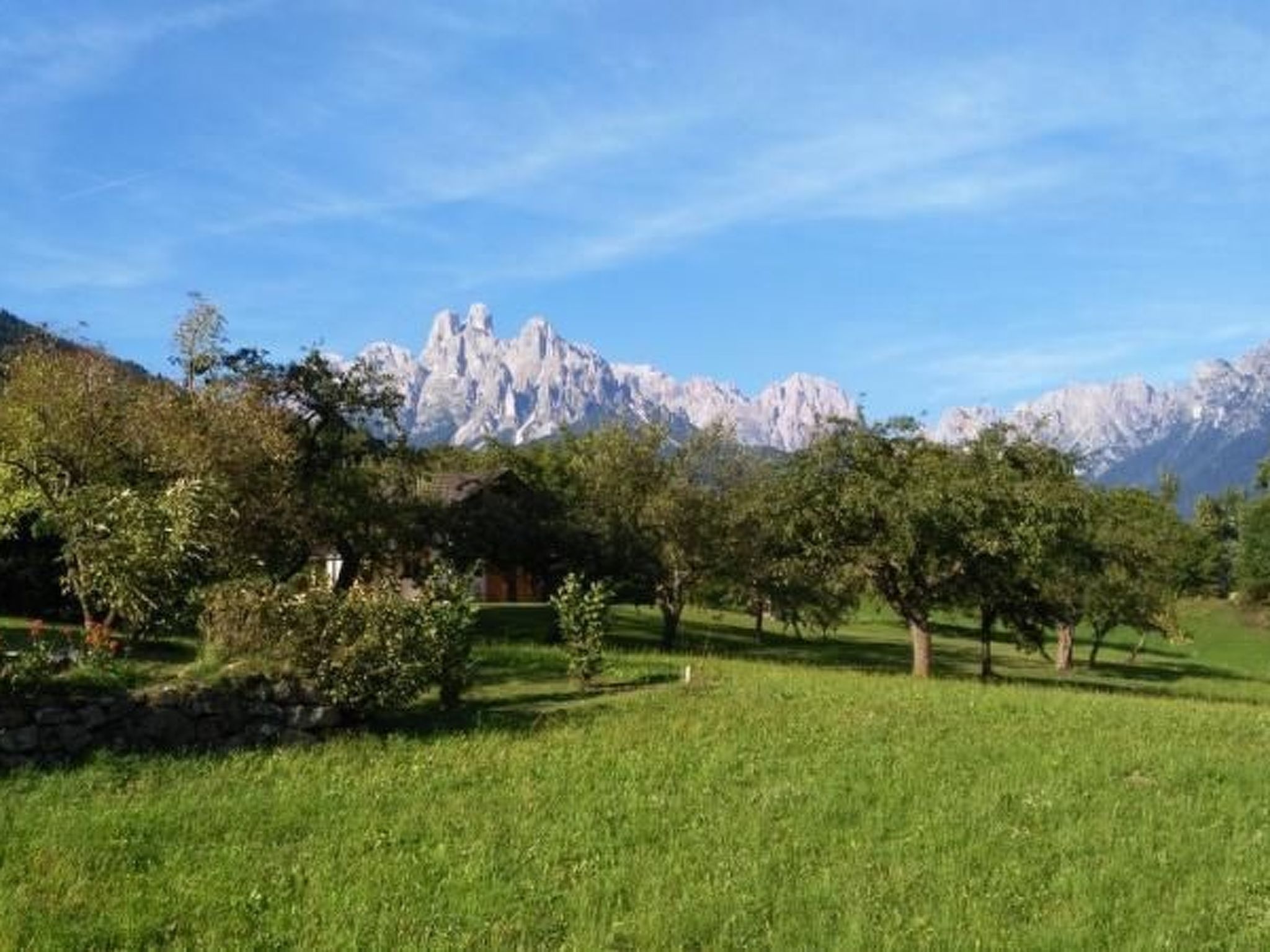 Romantisches Chalet in den Wiesen der Dolomiten-Binnen
