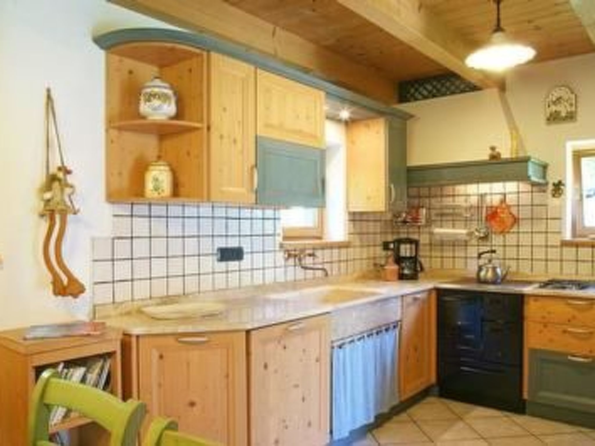 Romantisches Chalet in den Wiesen der Dolomiten-Binnen