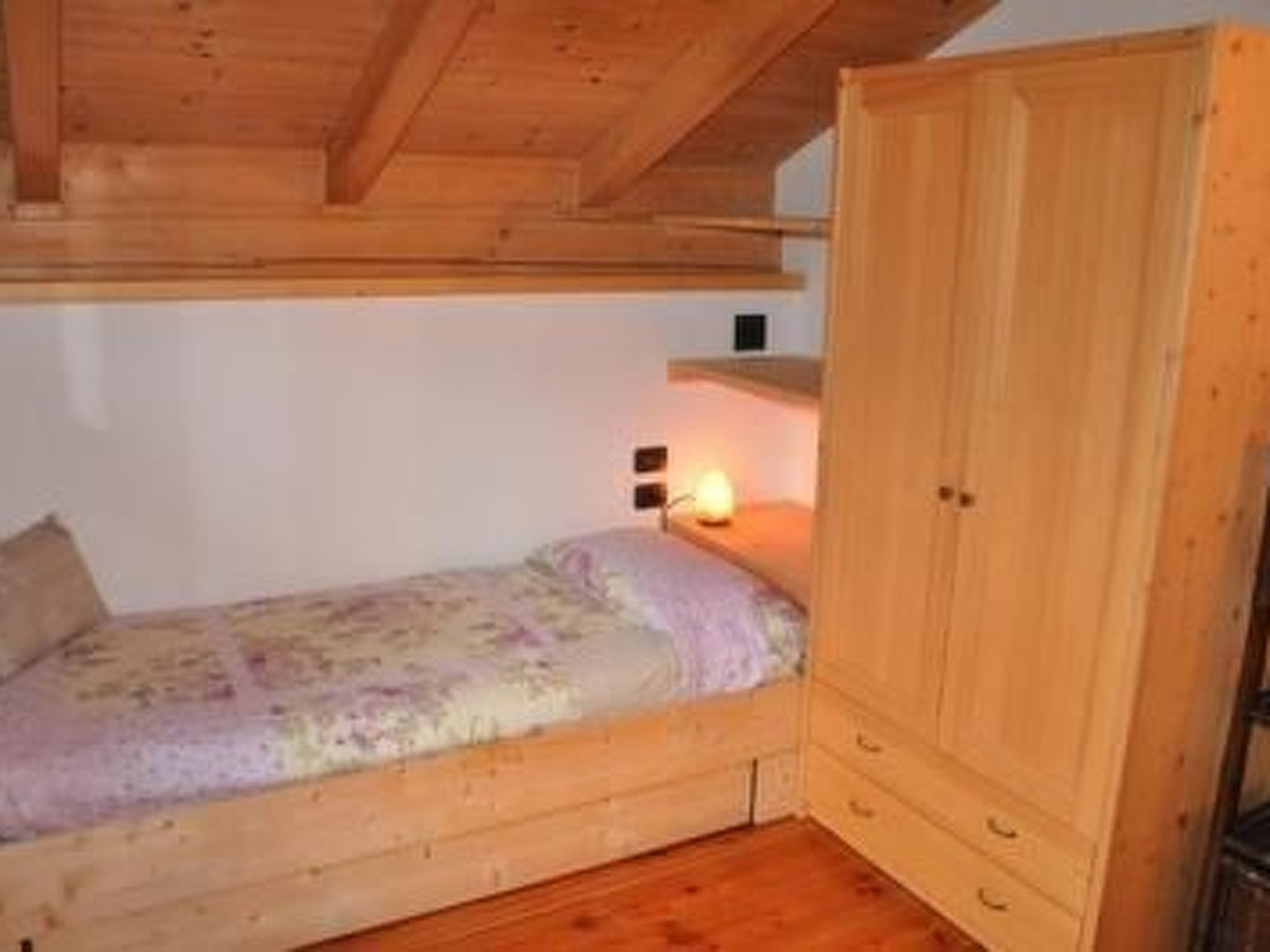 Romantisches Chalet in den Wiesen der Dolomiten-Binnen