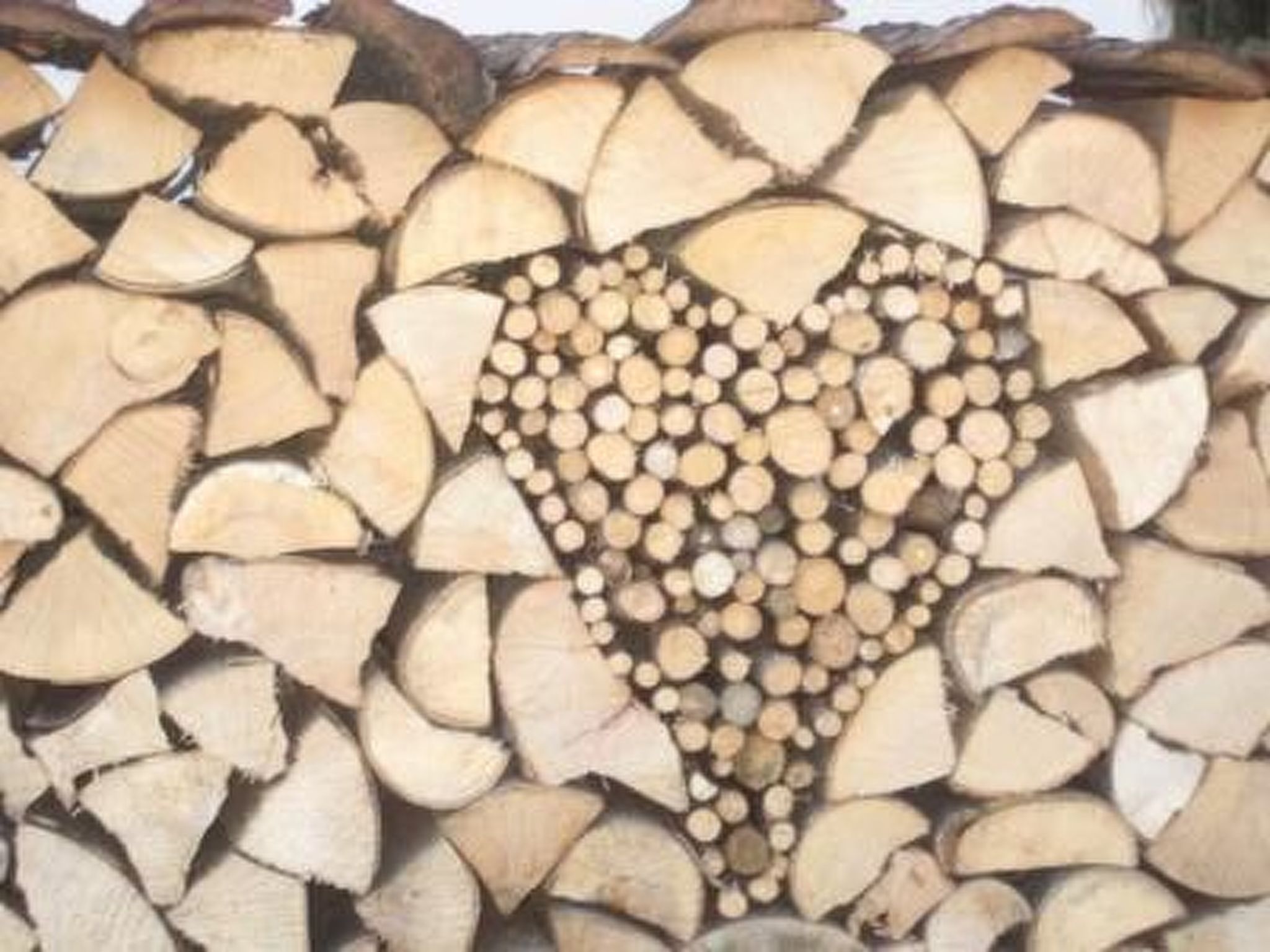 Romantisches Chalet in den Wiesen der Dolomiten-Binnen