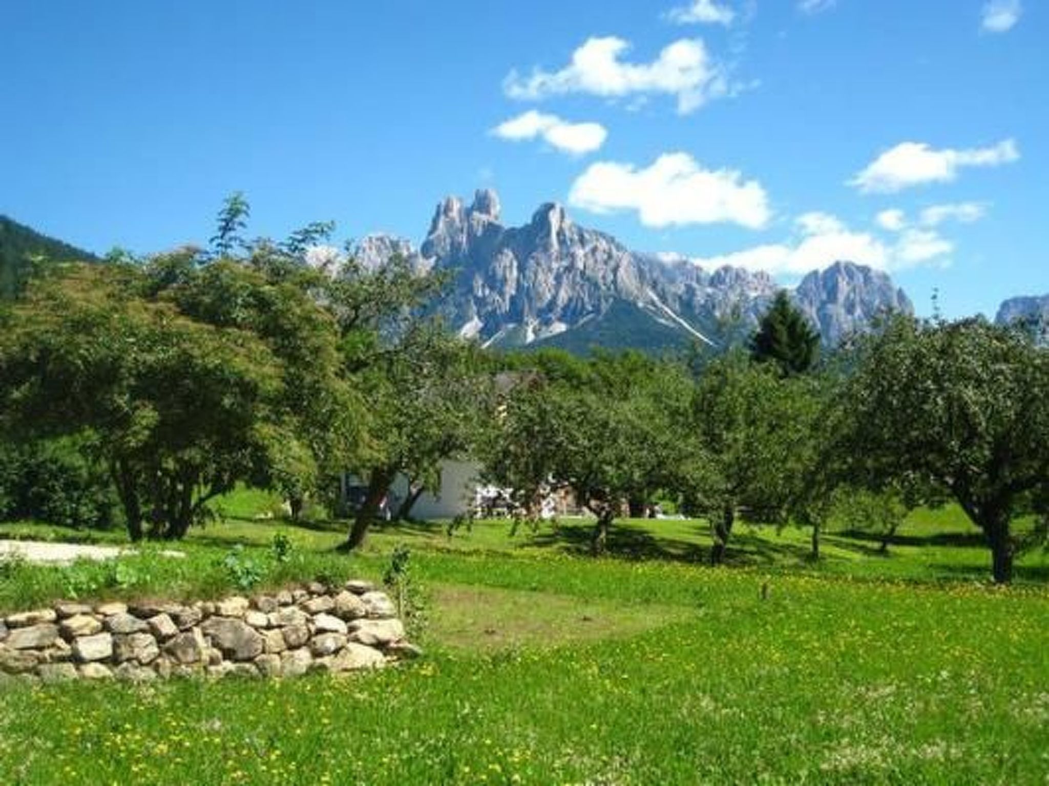 Romantisches Chalet in den Wiesen der Dolomiten-Binnen