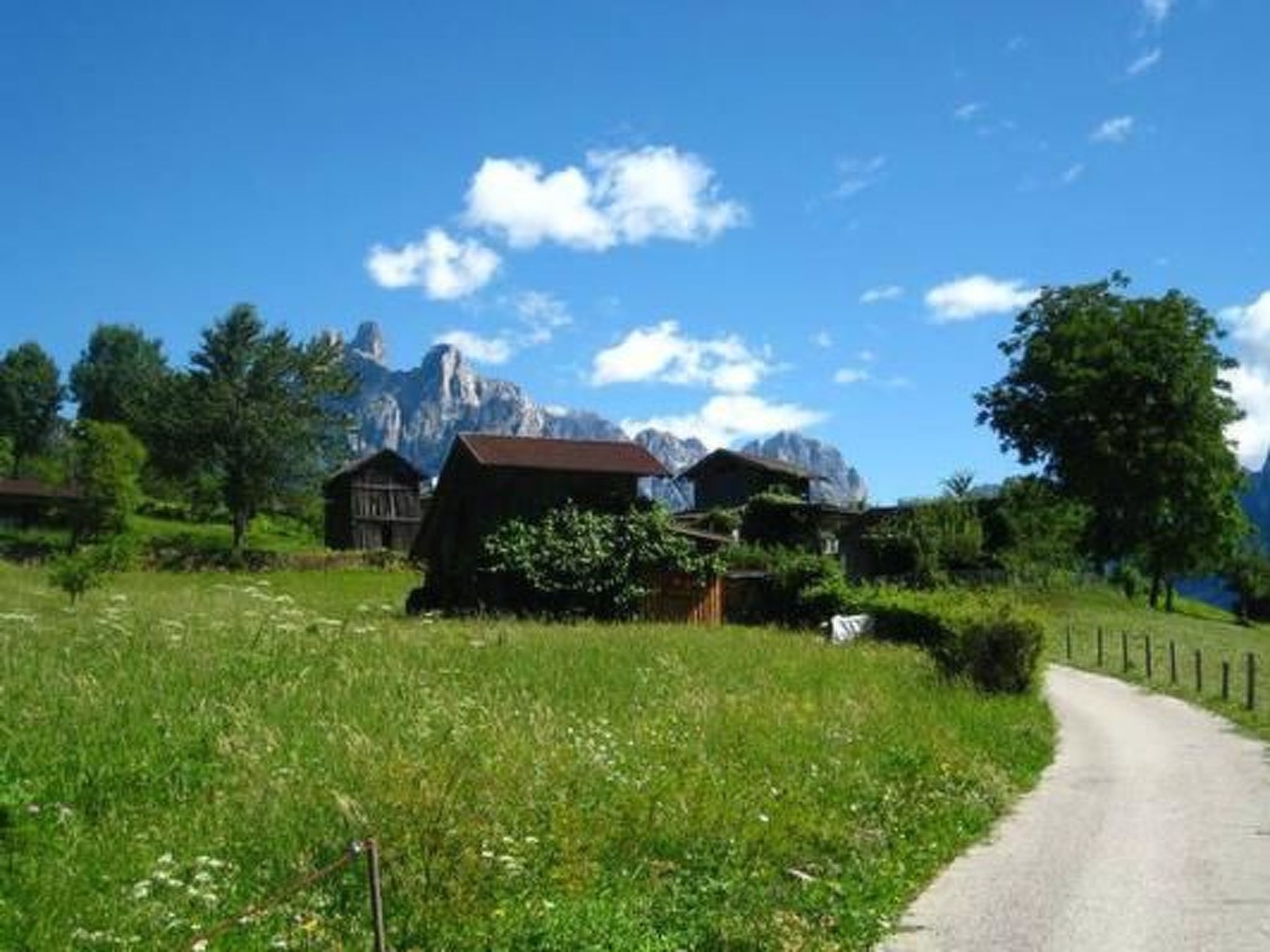 Romantisches Chalet in den Wiesen der Dolomiten-Binnen