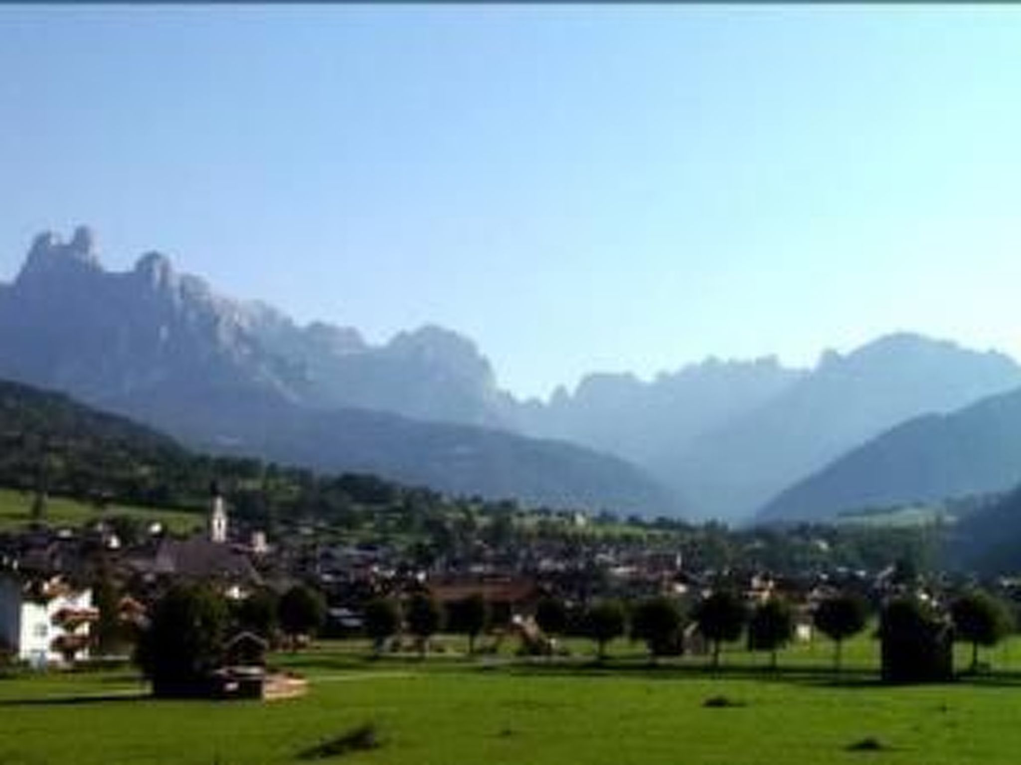 Romantisches Chalet in den Wiesen der Dolomiten-Binnen