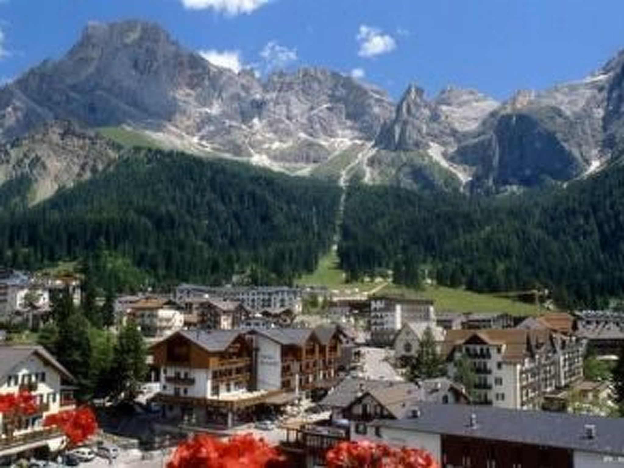 Romantisches Chalet in den Wiesen der Dolomiten-Binnen