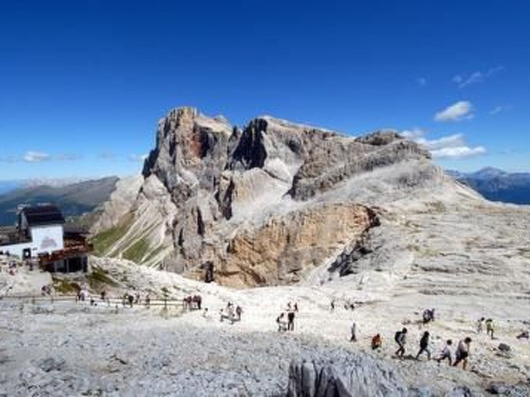 Romantisches Chalet in den Wiesen der Dolomiten-Binnen