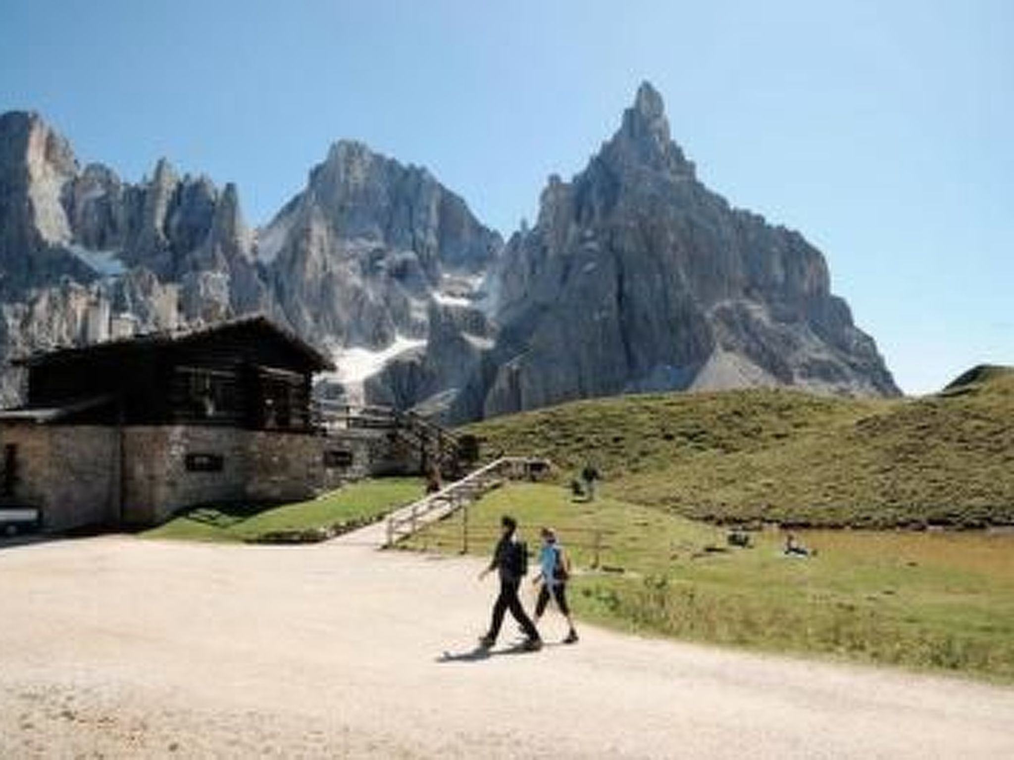 Romantisches Chalet in den Wiesen der Dolomiten-Binnen