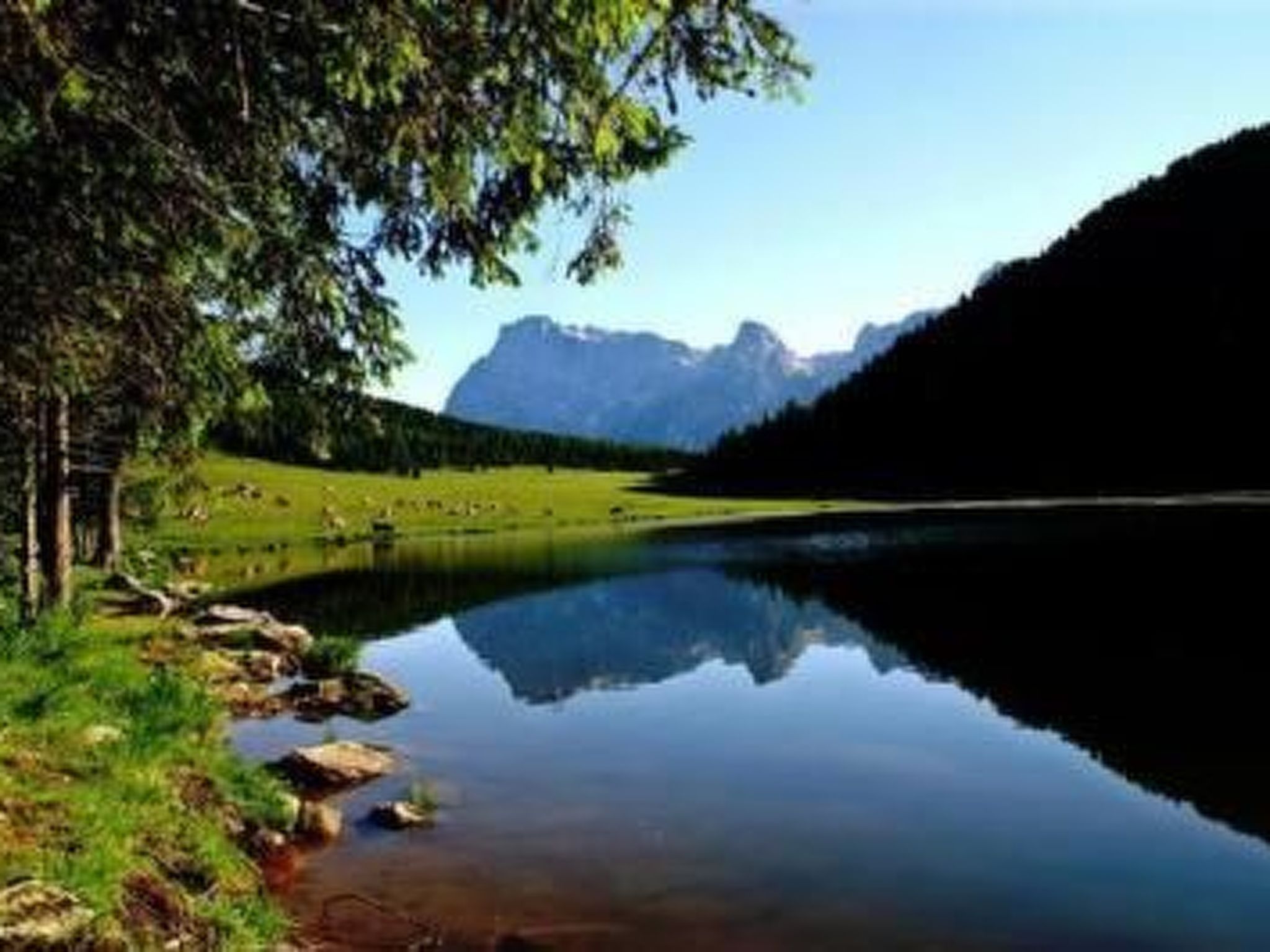 Romantisches Chalet in den Wiesen der Dolomiten-Binnen