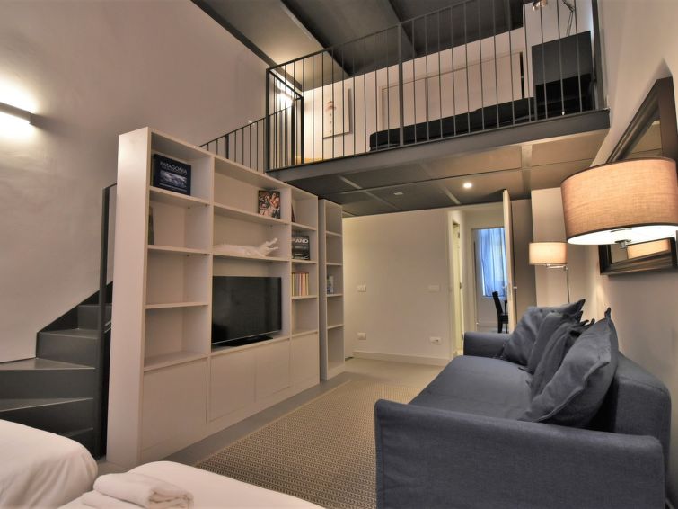 2-Zimmer-Loft 80 m2 auf 3 Stockwerken, im Erdgeschoss. Vollständig renoviert im Jahre 2024, zweckmässig und modern eingerichtet: Wohn-/Schlafzimmer mit 2 Betten und TV. Küche im Eingang (Backofen, ..