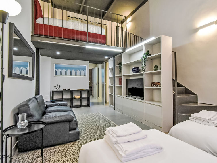 Loft, 2-kamers 80 m2 op 3 verdiepingen, op de begane grond. Volledig gerenoveerd in 2024, comfortabel en modern ingericht: woon-/slaapkamer met 2 bedden en TV. Keuken in de hal (oven, afwasmachine, 4 ..