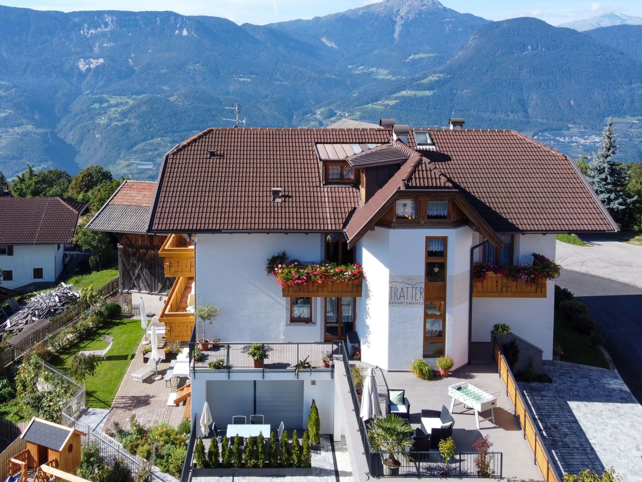 Maximaal 2 huisdieren/honden toegestaan. Welcome to the heart of South Tyrol, to our charming Tratter flat house, where hospitality and a love of nature take centre stage. Let us whisk you away to the..