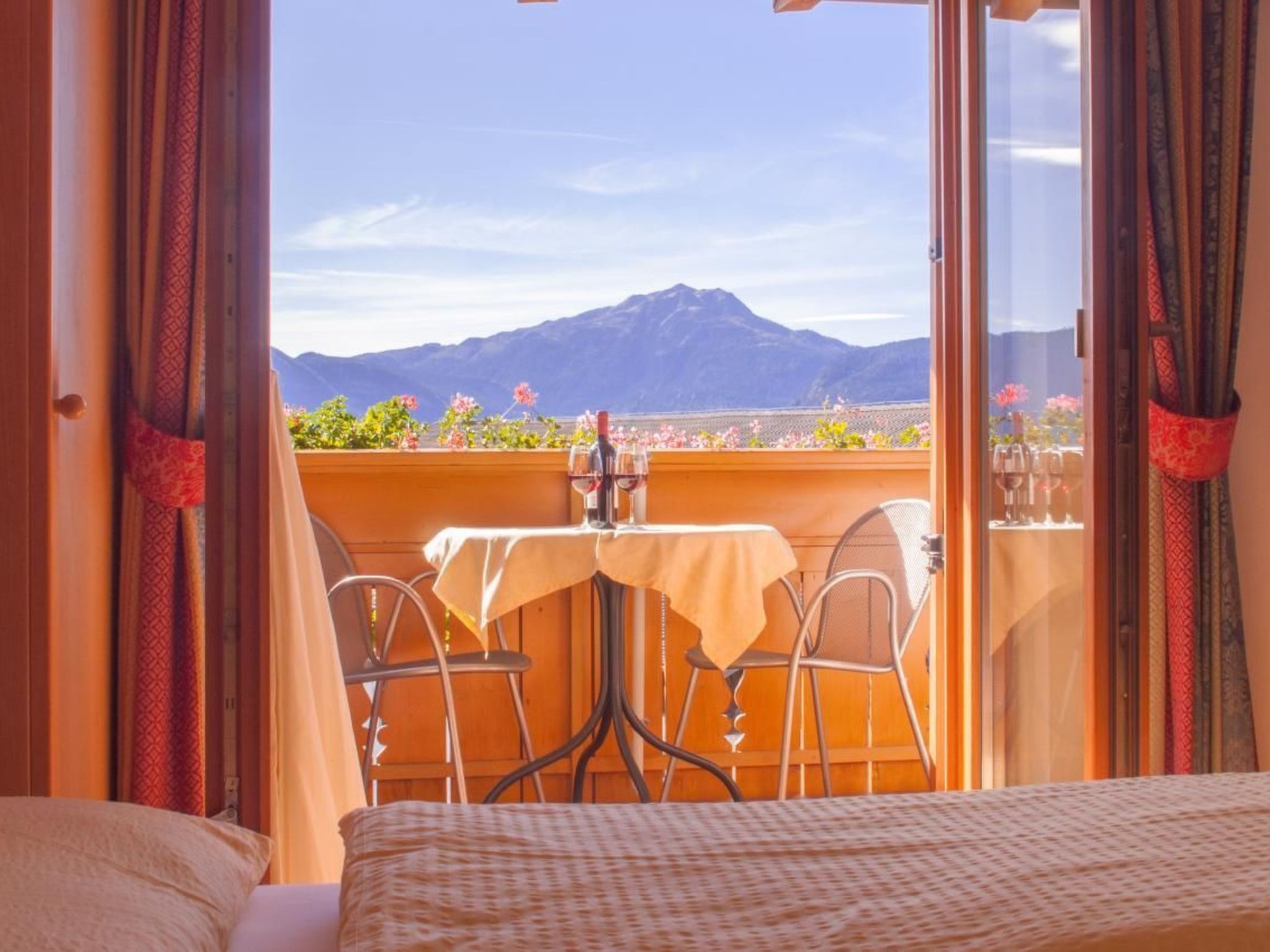 Maximaal 2 huisdieren/honden toegestaan. Welcome to the heart of South Tyrol, where the picturesque Tratter flat house invites you into a world full of breathtaking mountain panoramas, unspoilt nature..