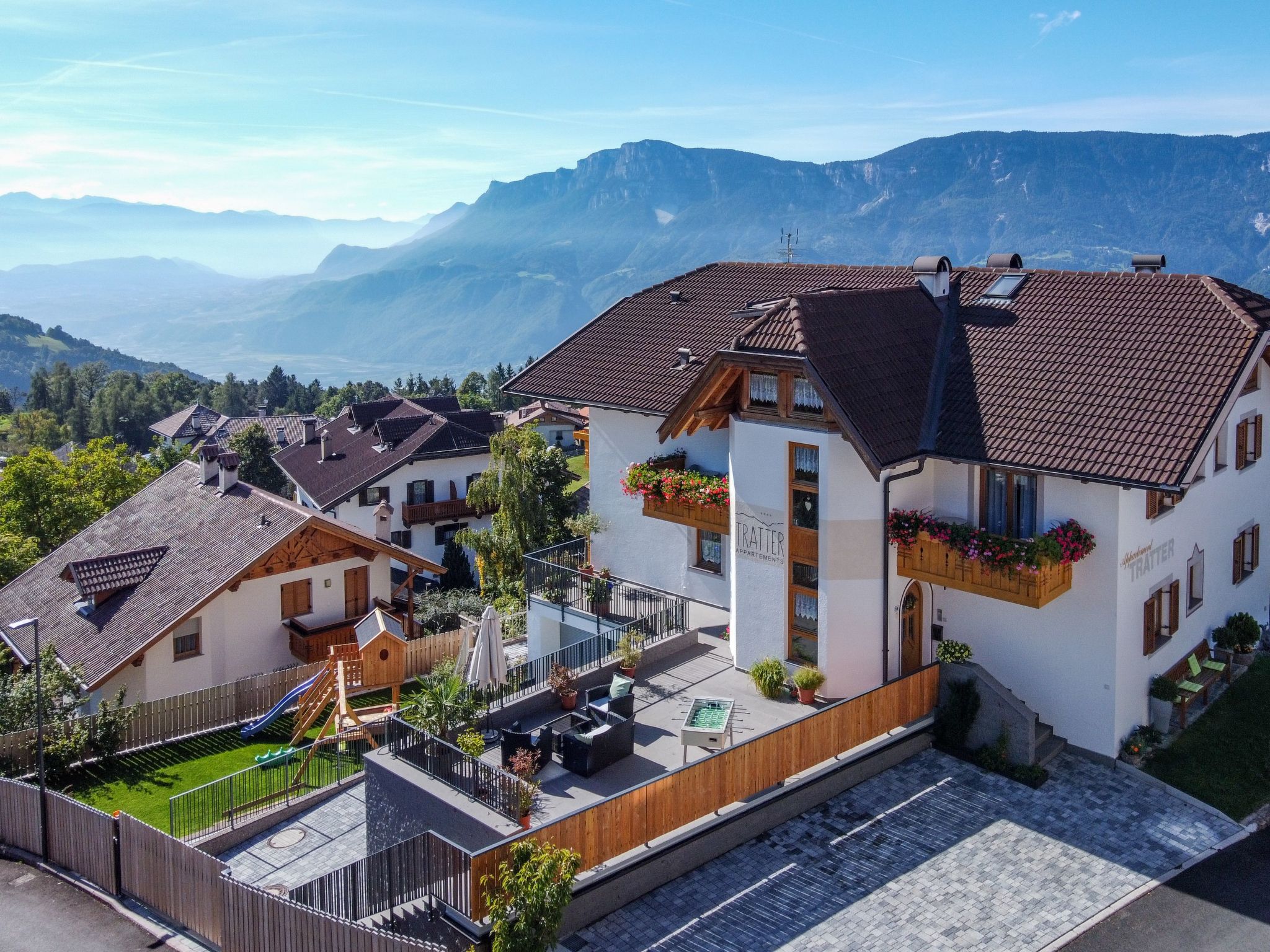 Maximaal 2 huisdieren/honden toegestaan. Discover the enchanting South Tyrol with a stay in our charming Tratter flat house, a haven that will whisk you away to the picturesque land of mountains and p..