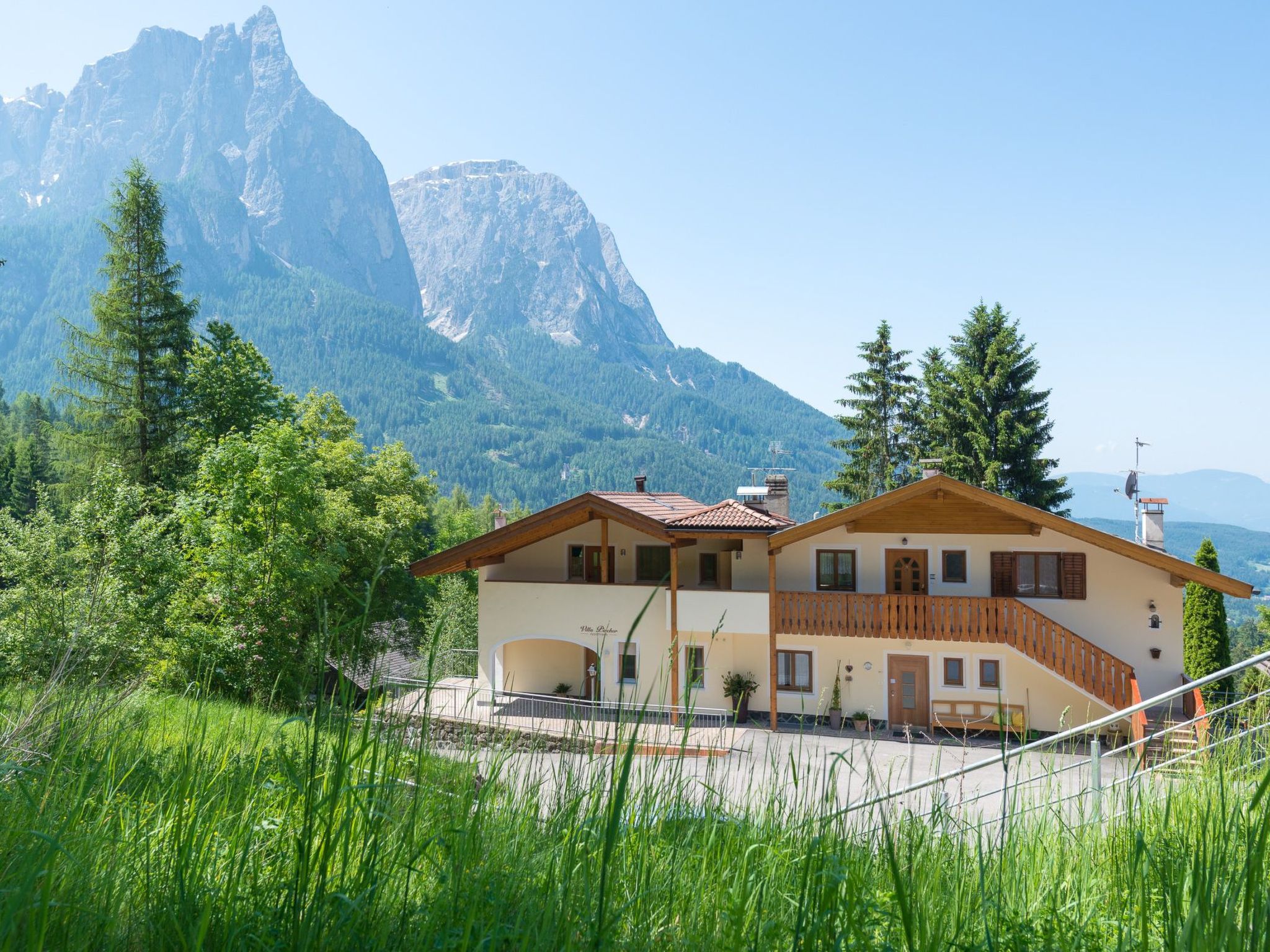 Discover the ideal retreat for your next break in the Dolomites: Our cosy holiday flat in Siusi allo Sciliar offers everything you need for an unforgettable stay. Surrounded by the breathtaking backdr..