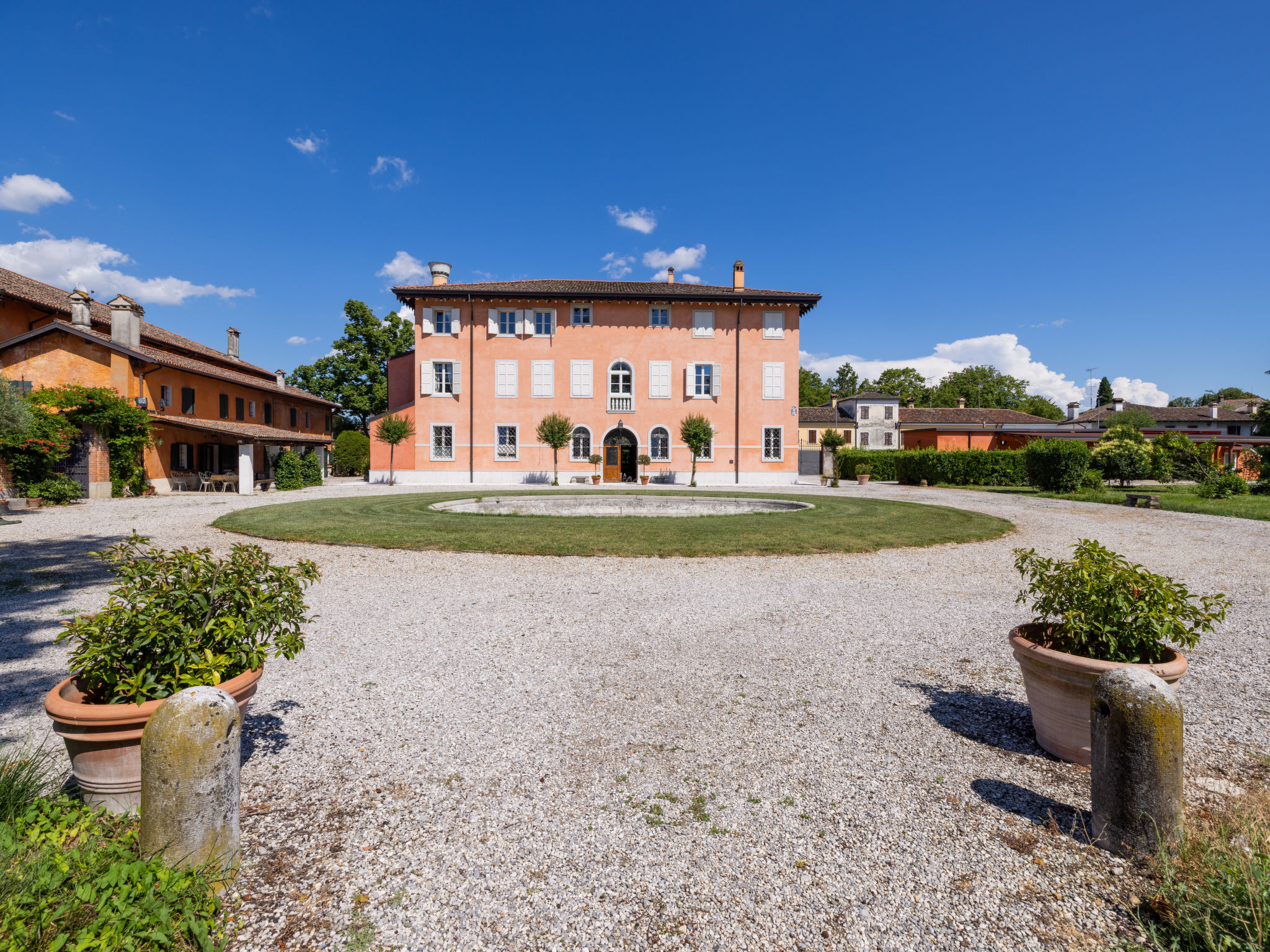 "Winery Villa Vitas (App.3)", appartement 2-kamers 59 m2, op de begane grond. Gerenoveerd in 2019, stijlvol ingericht: woon-/slaapkamer met 1 2-pers divanbed, eettafel, Sat-TV, elektrische verwarming ..