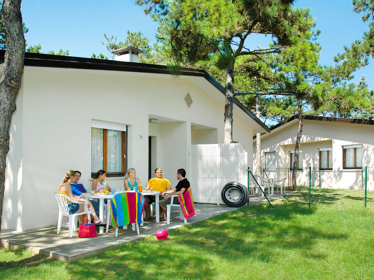 Dicht bij het centrum: Comfortabel vakantiehuis in Lignano Pineta in Lignano Pineta