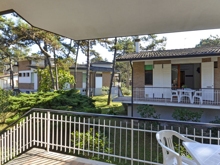 Op 1,0 km van zee: ruim vakantiehuis voor 7 personen in Lignano Pineta in Lignano Pineta