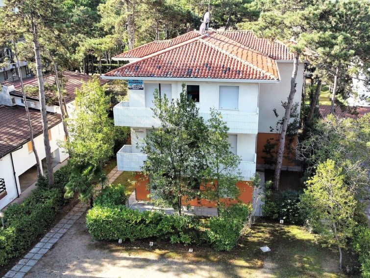 Op 1 km van het centrum: appartement aan zee in Lignano Pineta in Lignano Pineta