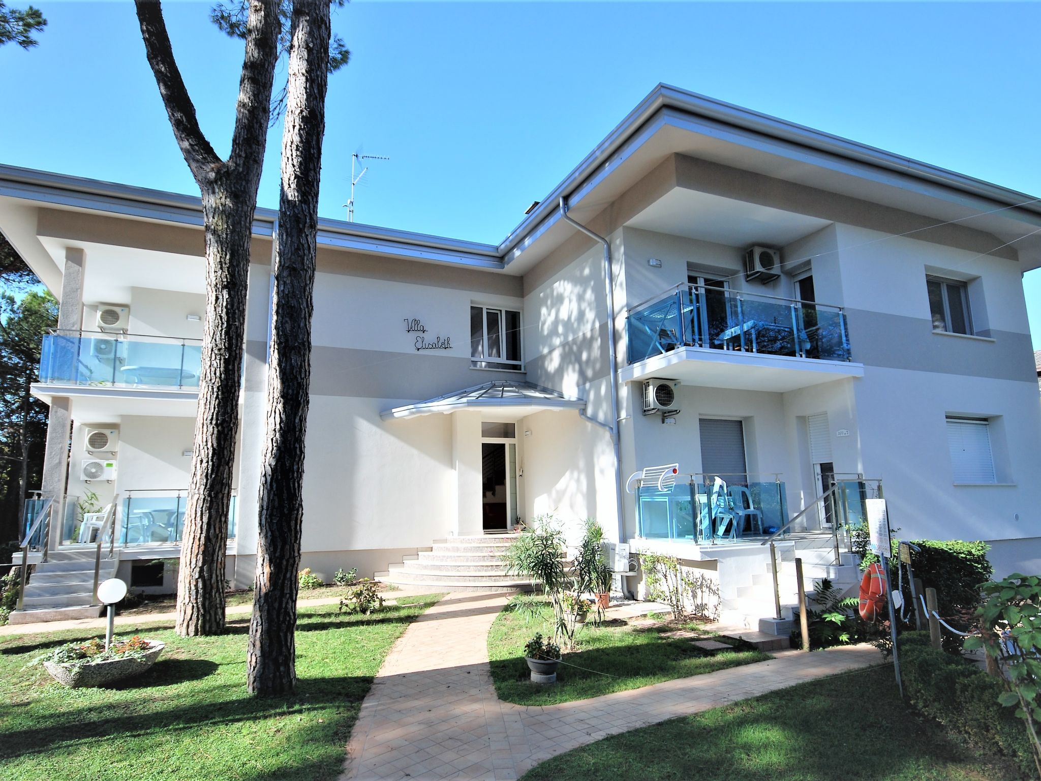 Appartement 3-kamers 40 m2 op de 1e verdieping. Doelmatig ingericht: woon-/slaapkamer met 1 divanbed, eettafel, kookhoek en Sat-TV. Uitgang naar het balkon. 1 kamer met 1 bed en 1 2-pers bed. 1 kamer ..