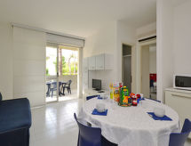 Op 900 m van zee: Comfortabel appartement in Lignano Pineta · 1 slk - thumbnail 6