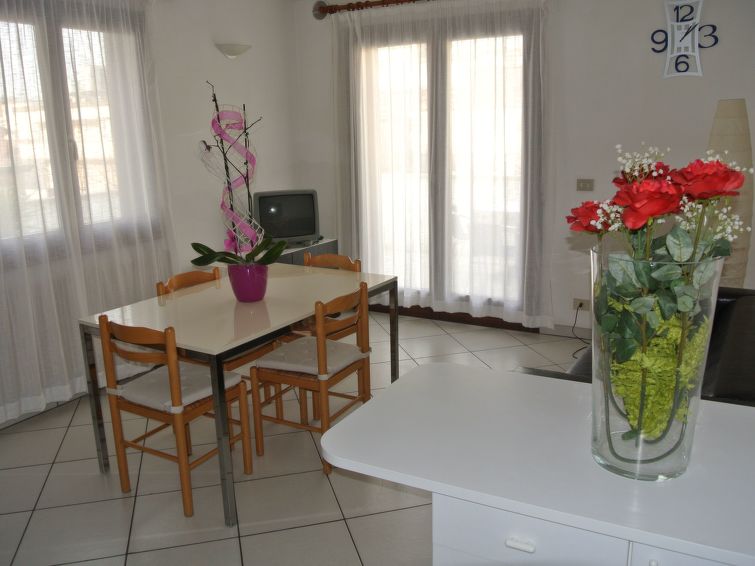 Ruim appartement met terras in Lignano Pineta voor 6 personen in Lignano Pineta