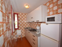 Appartement aan zee in Holiday Village Lignano Sabbiadoro voor 8 personen - thumbnail 4