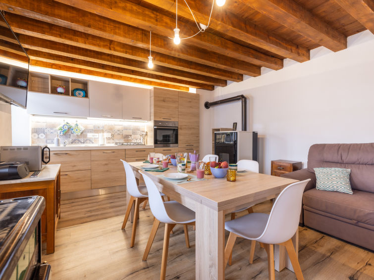 "La Casa Nel Sole", huis 4-kamers 90 m2 op 2 verdiepingen. Volledig gerenoveerd, rustiek en met veel hout ingericht: woon-/eetkamer met eettafel. Kookhoek (oven, afwasmachine, 4 kookpitten (vlammen), ..