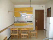 Knus appartement voor 5 bij zee, centrum en golf in Bibione - thumbnail 4