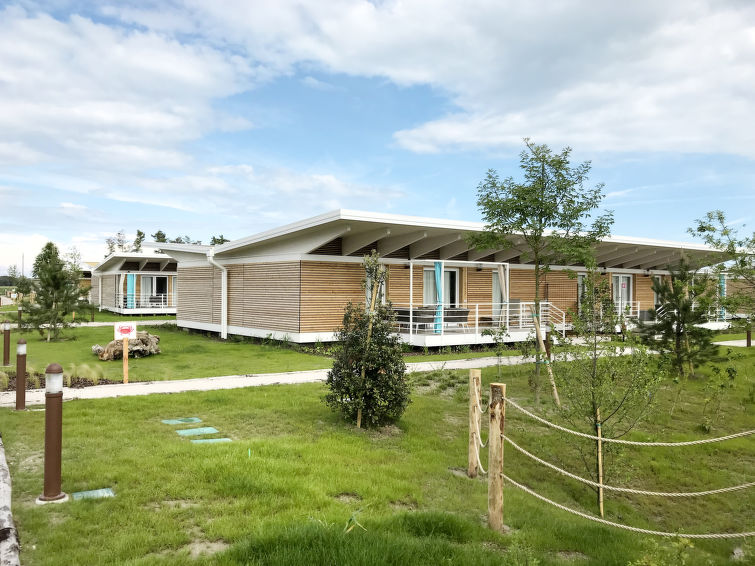 Appartement 2-kamers 40 m2, op verhoogde begane grond. Mooi en stijlvol ingericht: woon-/slaapkamer met 1 2-pers divanbed, eettafel, kookhoek, Sat-TV, air-conditioning en heteluchtverwarming. Uitgang ..