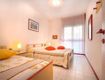 Op 800 m van zee: Comfortabel appartement voor 5 in centrum Bibione - thumbnail 4