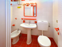Op 800 m van zee: Comfortabel appartement voor 5 in centrum Bibione - thumbnail 5