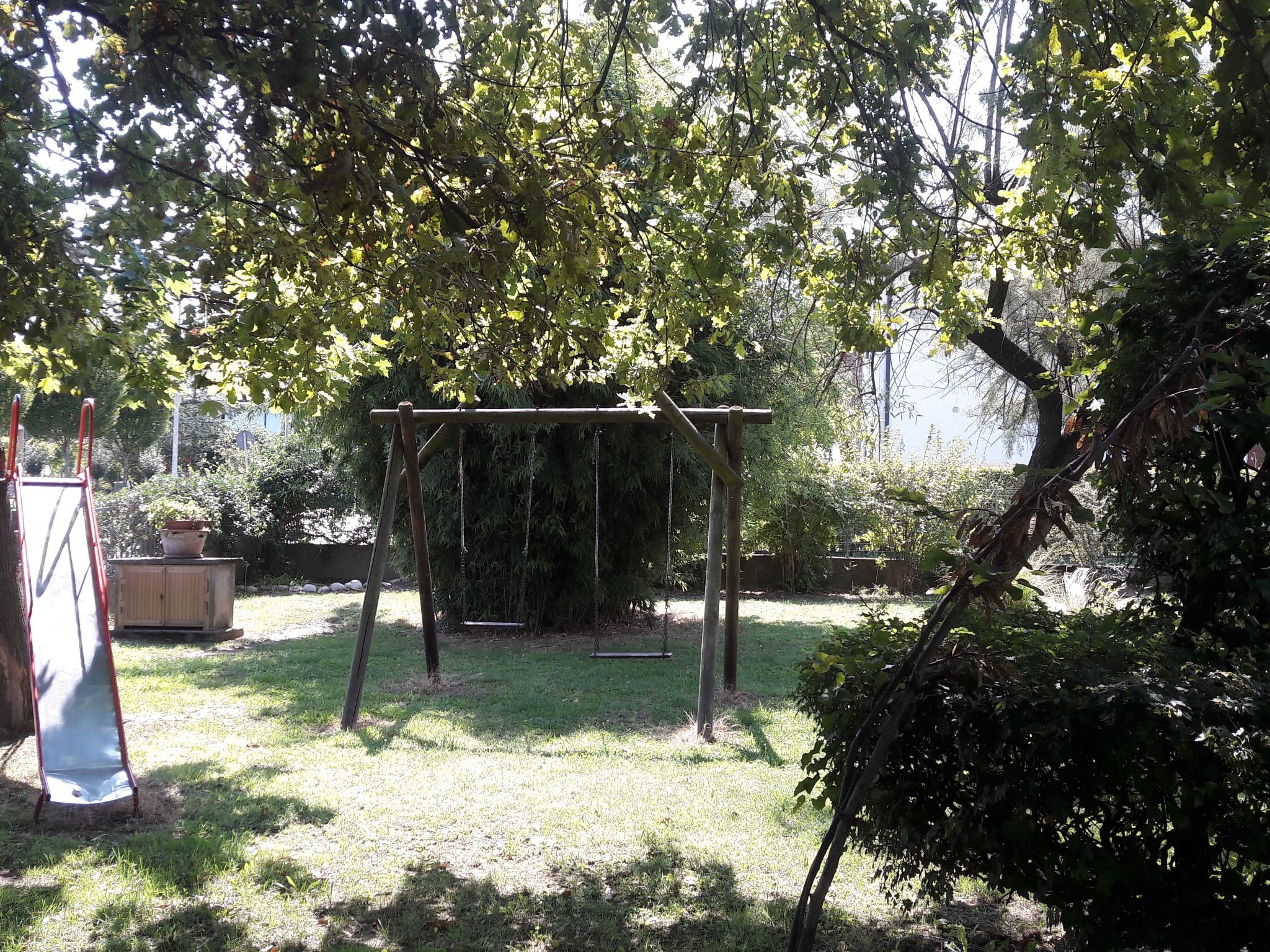 Auf einem ummauerten Grundstück